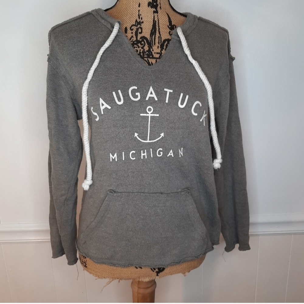 Gray Saugatuck Michigan sweater Momentum Outfitters Size Small